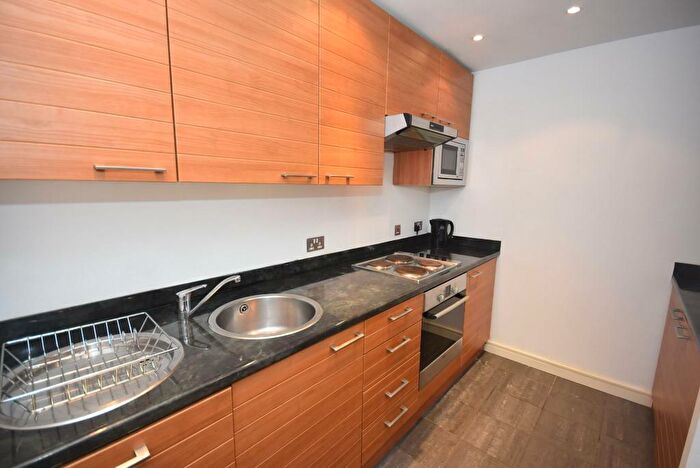 2 Bedroom Apartment To Rent In The Quadrangle, Manchester, M1