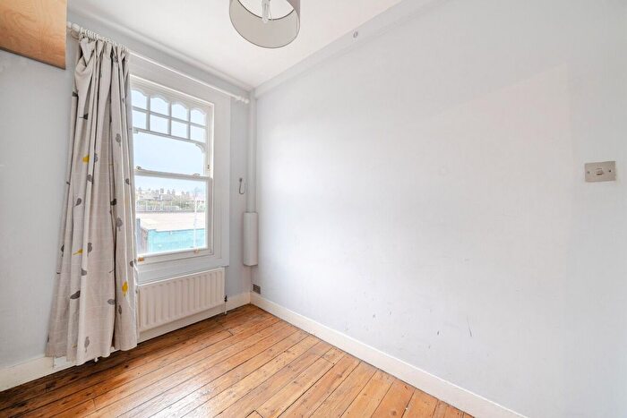 2 Bedroom Flat For Sale In Queenstown Road, London, SW8