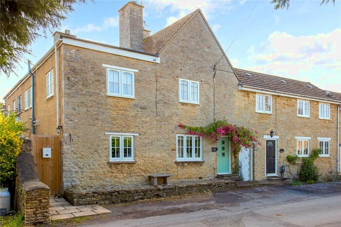 3 Bedroom Semi-Detached House For Sale In Bates Lane, Bicester, OX27