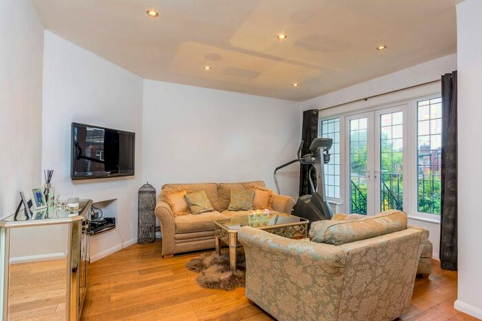 2 Bedroom Flat To Rent In Fairlawn Grove, Chiswick, London, W4