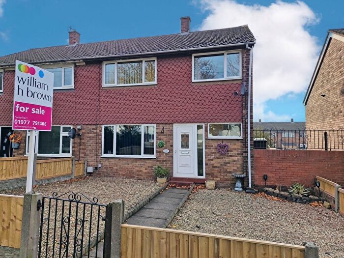 3 Bedroom Semi-Detached House For Sale In Tennyson Close, Knottingley, WF11
