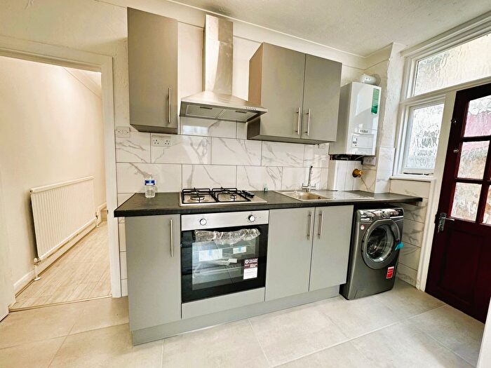 2 Bedroom Maisonette To Rent In Tynemouth Road, Mitcham, Surrey, CR4