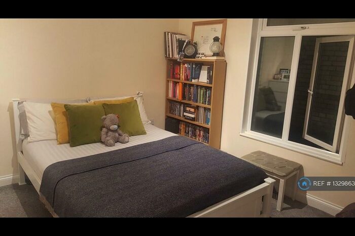 Studio To Rent In Holloway Road, London, N7