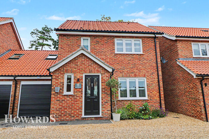 4 Bedroom Link Detached House For Sale In Flowerpot Lane, Long Stratton, NR15