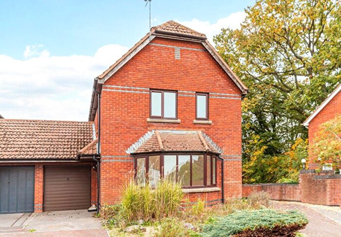 3 Bedroom Link Detached House For Sale In Rowan Close, Pewsey, Wiltshire, SN9