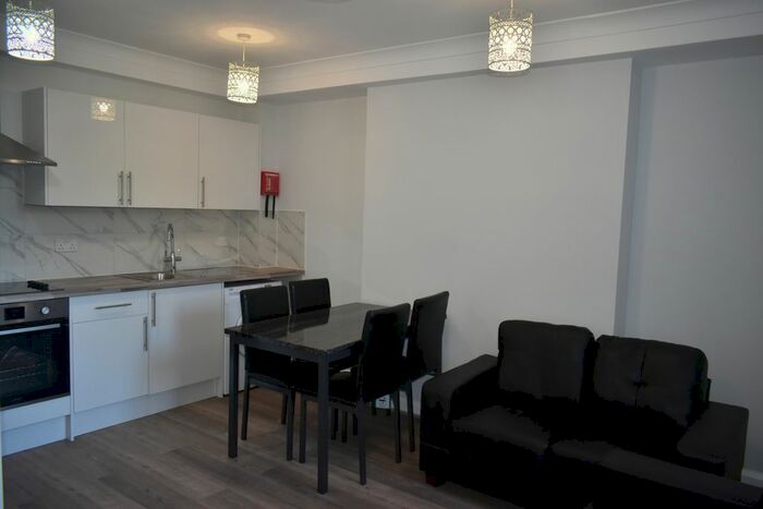 3 Bedroom Flat To Rent In Uxbridge Road, London W12