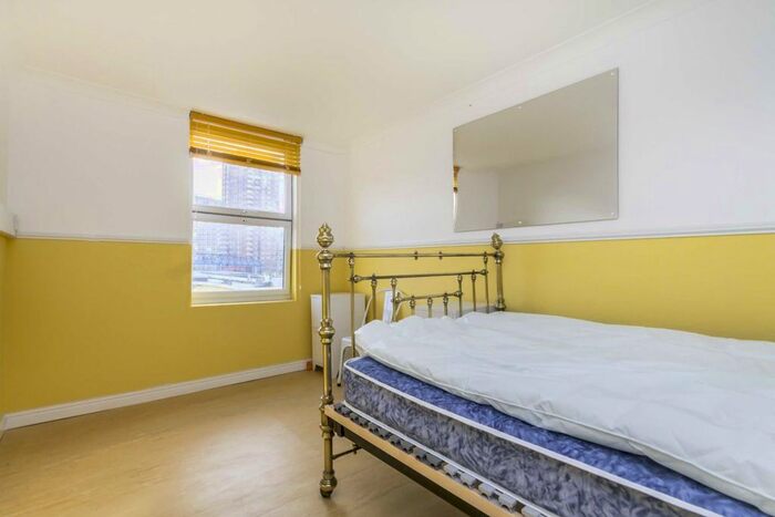 2 Bedroom Flat To Rent In The Crescent, Southall, UB1