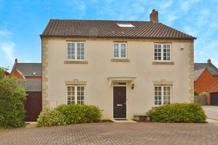 5 Bedroom Detached House For Sale In Bergman Close, Oxley Park, Milton Keynes, MK4