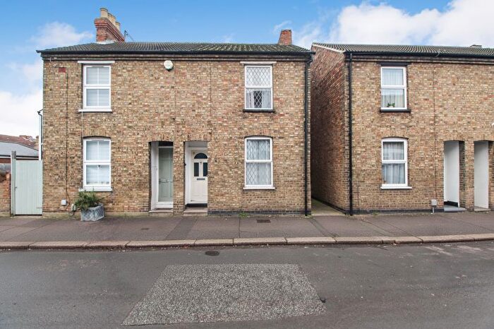 3 Bedroom Semi Detached House For Sale In Dean Street, Bedford, MK40