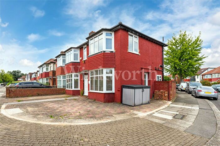 5 Bedroom Semi-Detached House To Rent In Pennine Drive, London, NW2
