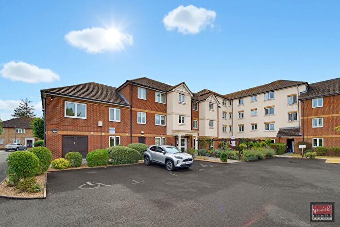 1 Bedroom Flat For Sale In Parkland Grove, Ashford, TW15