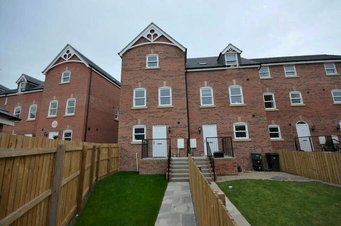 3 Bedroom Town House To Rent In Dennison Street, York, YO31