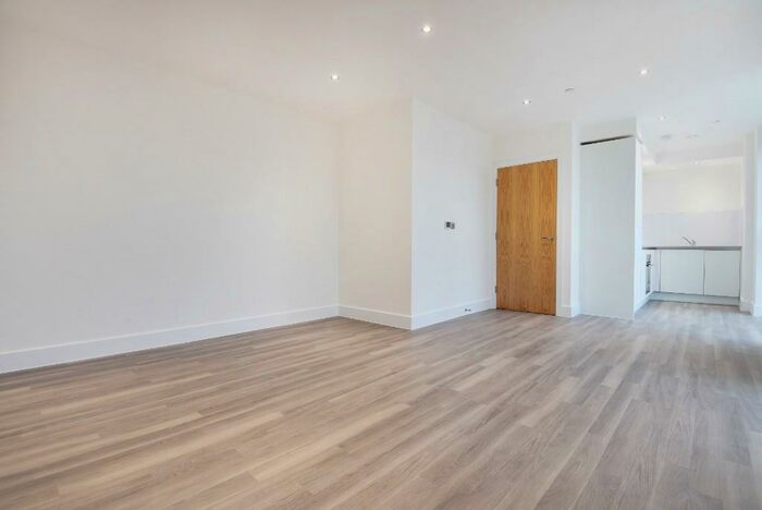 3 Bedroom Duplex To Rent In Thames Road, London, E16