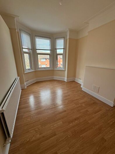 3 Bedroom Flat To Rent In London, NW2