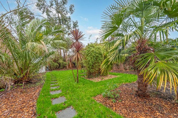 2 Bedroom Flat For Sale In Acton Lane, Harlesden, London, NW10