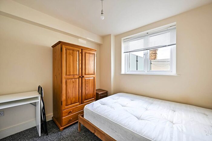 3 Bedroom Flat To Rent In Robinson Road London, Colliers Wood, London, SW17