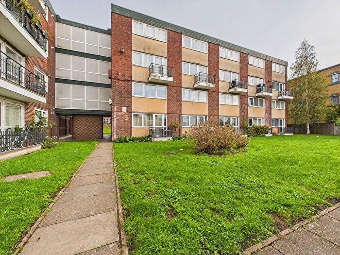 2 Bedroom Flat For Sale In Glenhurst Road, Brentford, TW8