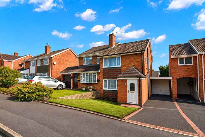 3 Bedroom Semi-Detached House For Sale In Woodstock Drive, Wordsley, DY8