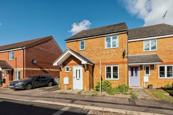 3 Bedroom Semi-Detached House For Sale In Heathers Close, Calvert, Buckingham, MK18
