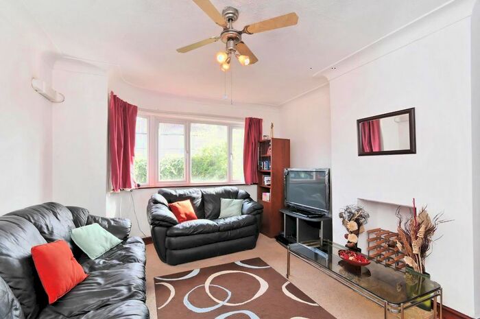 2 Bedroom Flat To Rent In Redesdale Gardens, Iselworth TW7