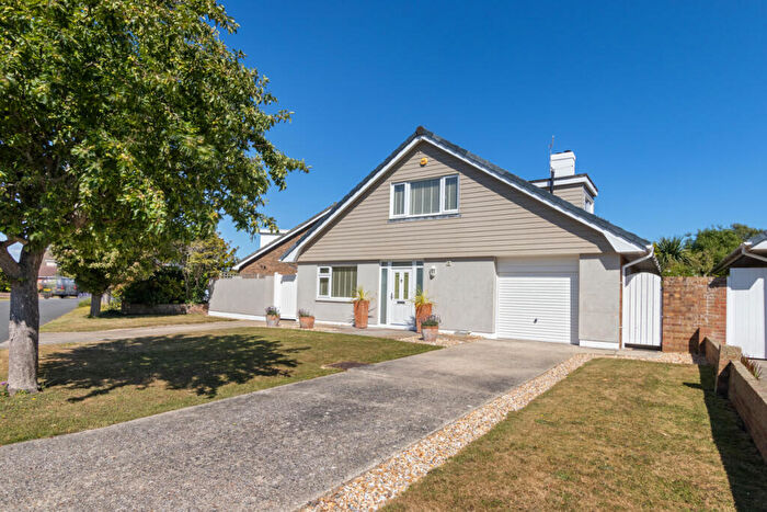 4 Bedroom Detached House For Sale In Regis Avenue, Aldwick Bay Estate, Aldwick, West Sussex, PO21