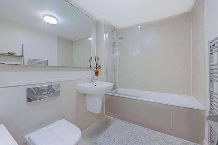 2 Bedroom Flat To Rent In Colney Hatch Lane, London, N10