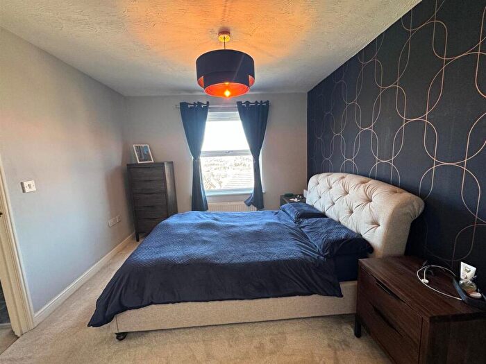 3 Bedroom Town House For Sale In Harvest Mount, Bradford, BD10