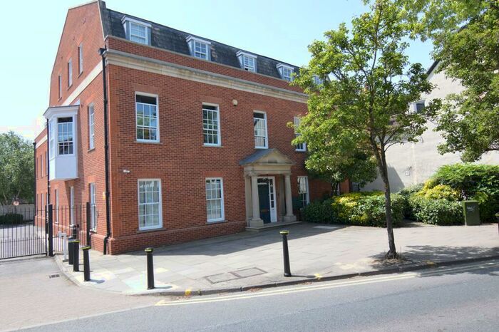 1 Bedroom Flat To Rent In Broad Street, Wokingham, RG40