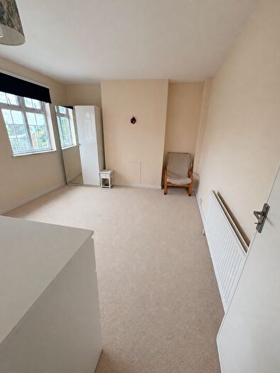4 Bedroom Maisonette To Rent In Ridge Avenue, Southgate, N21