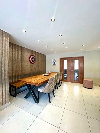 4 Bedroom Semi-detached House To Rent In Sittingbourne Avenue, Enfield, EN1