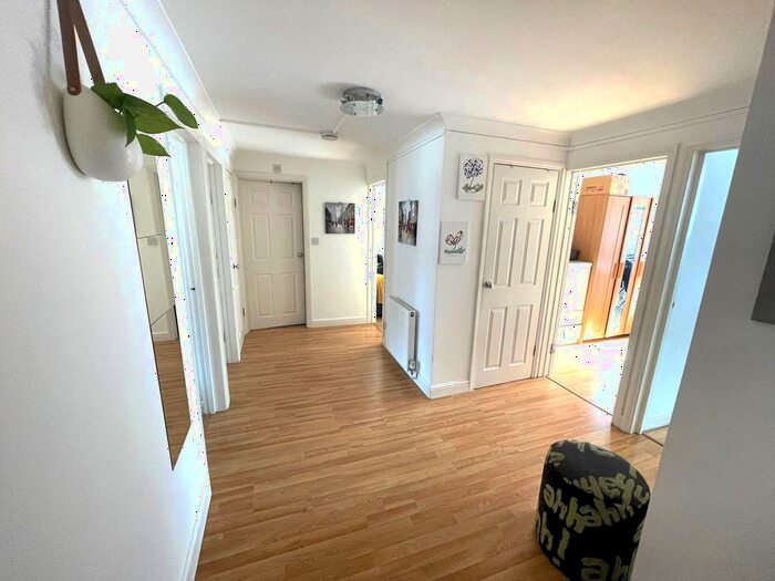 3 Bedroom Flat To Rent In Hamilton Close, London, N17