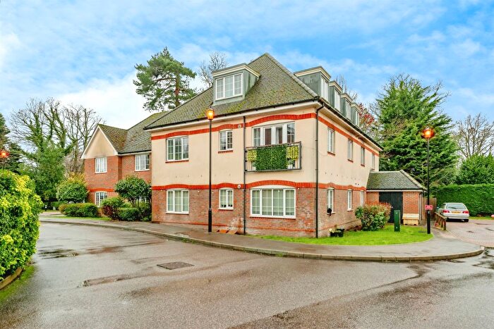 2 Bedroom Flat For Sale In Birch Grove, Felbridge, East Grinstead, RH19