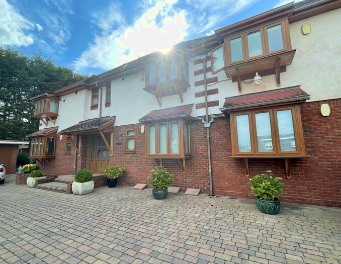 2 Bedroom House To Rent In Field View Close, RM7