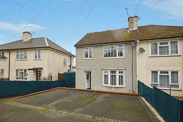 4 Bedroom Semi Detached House For Sale In Surrey Road, Maidstone, Kent, ME15