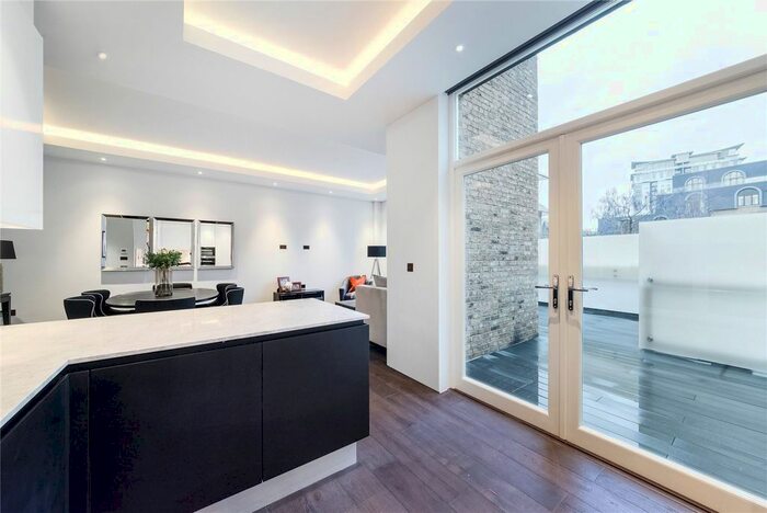 2 Bedroom Flat To Rent In Dover House, Westminster Bridge Road, Waterloo, London, SE1