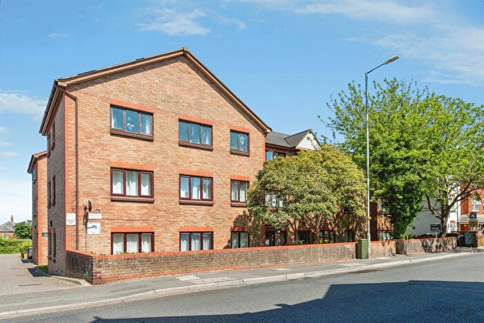 2 Bedroom Flat For Sale In Seabourne Road, Bournemouth, BH5