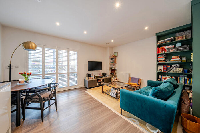 1 Bedroom Apartment For Sale In Horsnell Close, London, SE5