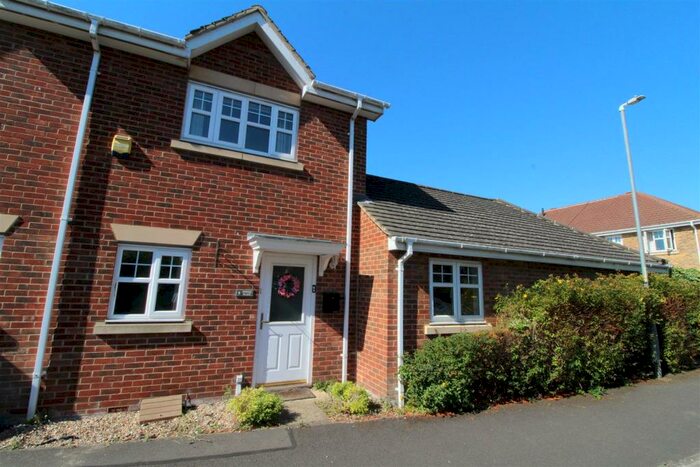 2 Bedroom Detached House To Rent In Sphinx Place, Dunstable, LU6