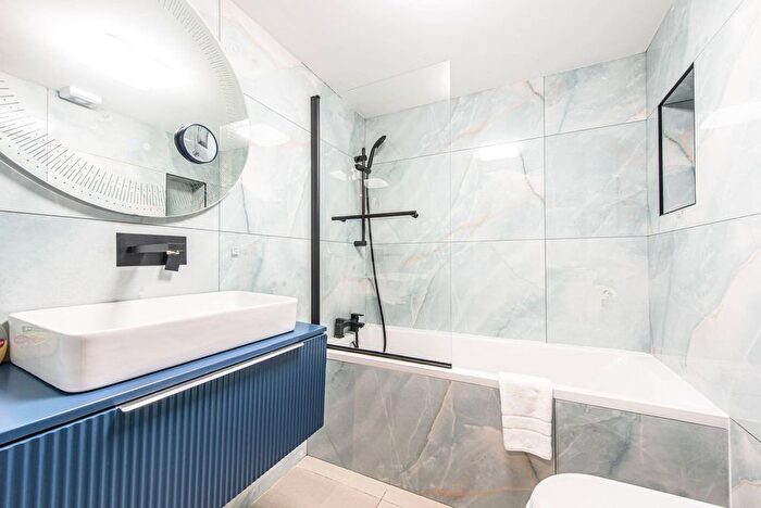 3 Bedroom Maisonette To Rent In The Vale, Cricklewood, London, NW11