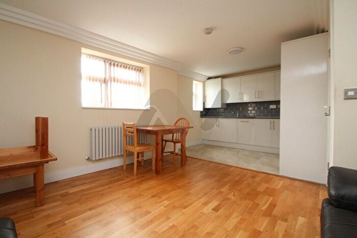 3 Bedroom Flat To Rent In Isledon Road, London, N7