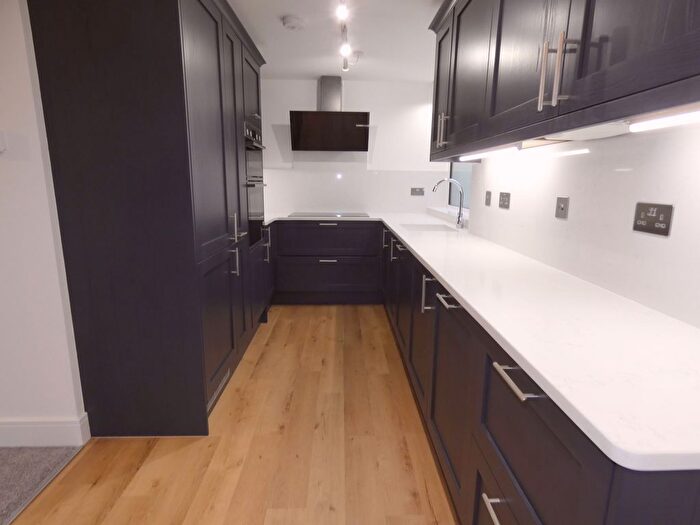 2 Bedroom Flat To Rent In Palace Road, East Molesey, KT8