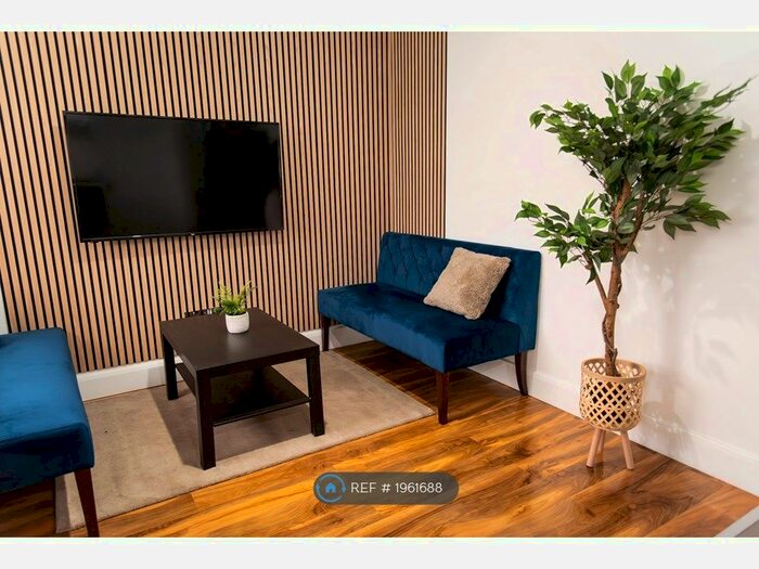 2 Bedroom Flat To Rent In Saxon Drive, London, W3