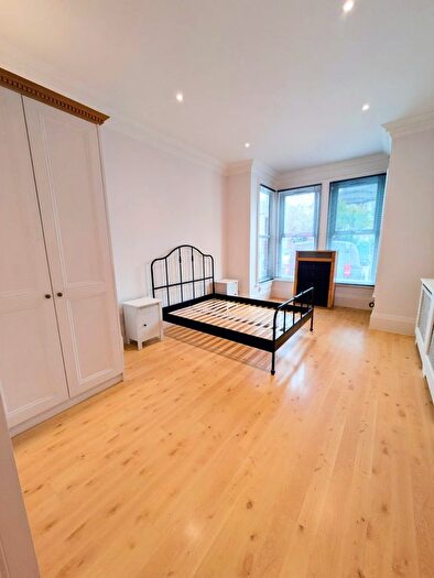 3 Bedroom Flat To Rent In The Drive, Ilford, IG1