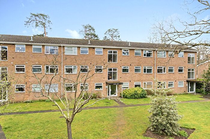 2 Bedroom Flat For Sale In Walton-On-Thames, Surrey, KT12