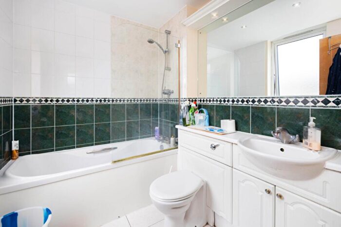 2 Bedroom Flat To Rent In Barrier Point Road, London, E16