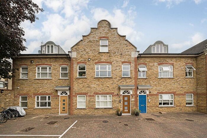 2 Bedroom Flat To Rent In High Street, Hampton Hill, TW12