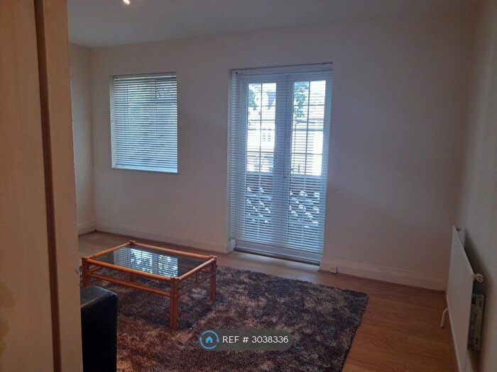 2 Bedroom Flat To Rent In Beechcroft Court, London, NW11