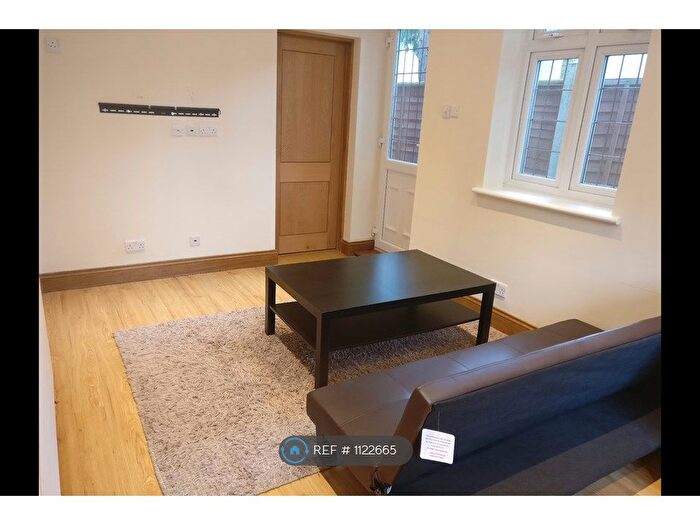 Studio To Rent In North Park, Iver, SL0