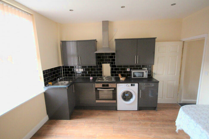 1 Bedroom Flat To Rent In Sholebroke Place, Leeds, West Yorkshire, LS7