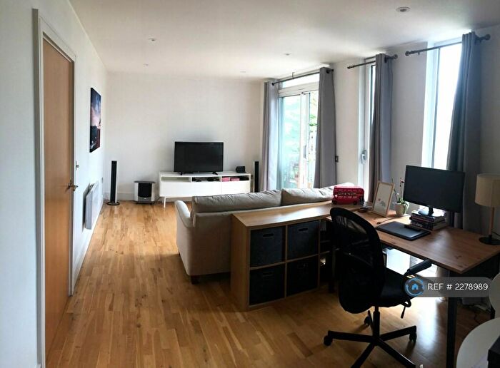 2 Bedroom Flat To Rent In Wharf Lane, London, E14